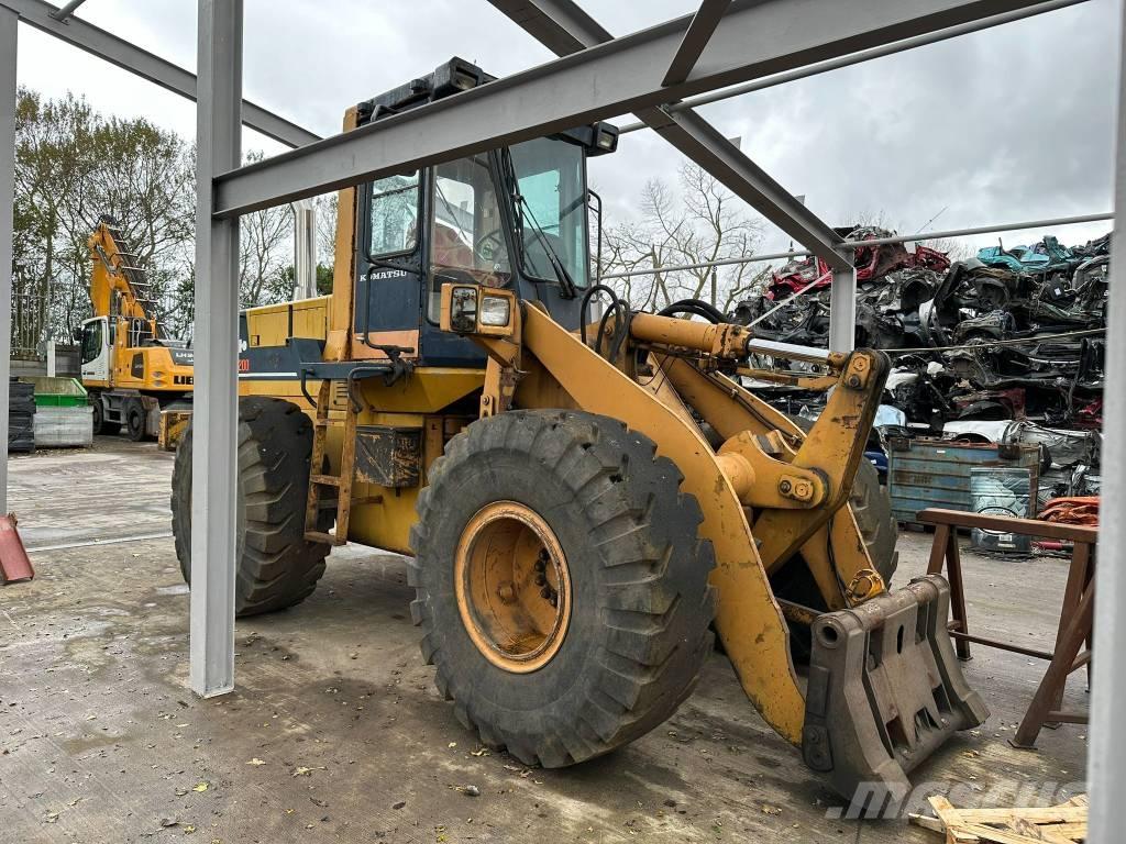 Komatsu WA200 Колесни товарачи