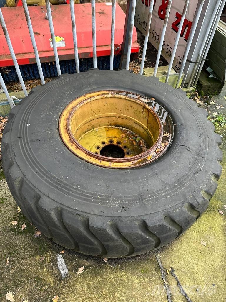 Komatsu WA200 Колесни товарачи