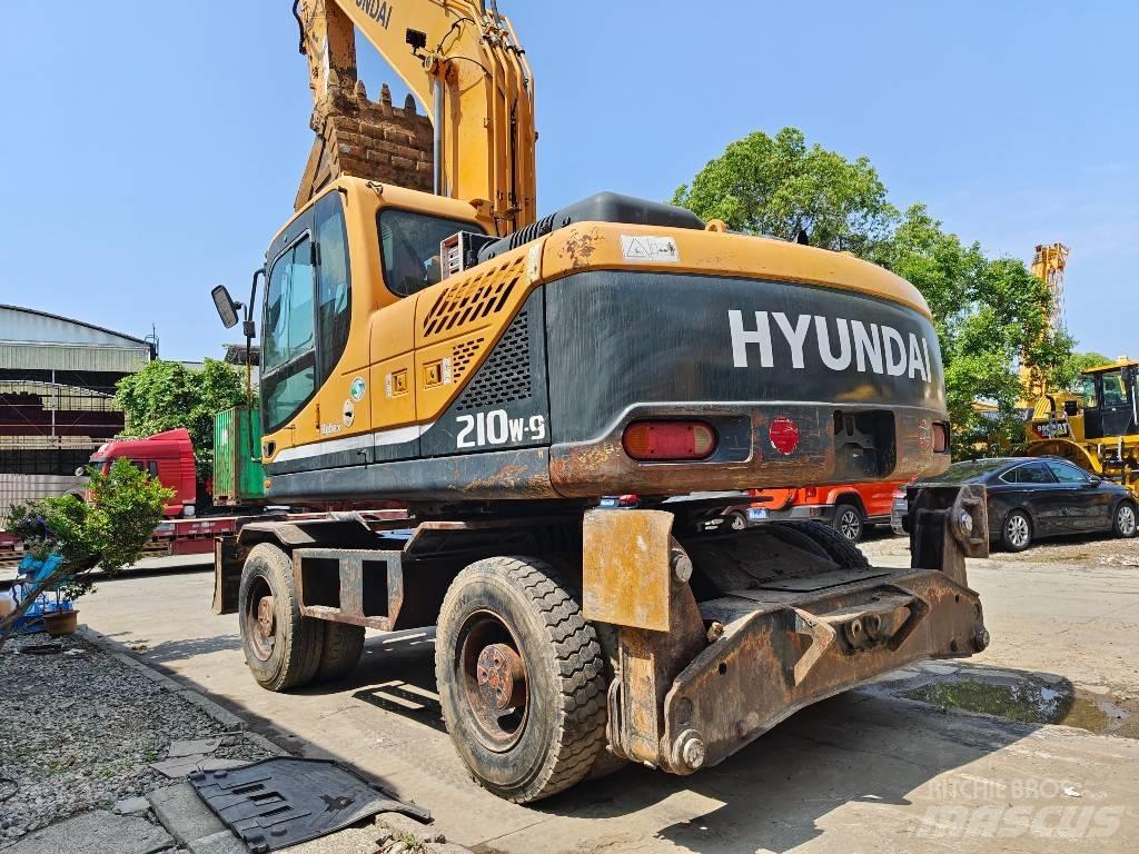 Hyundai R210W-9 Колесни екскаватори