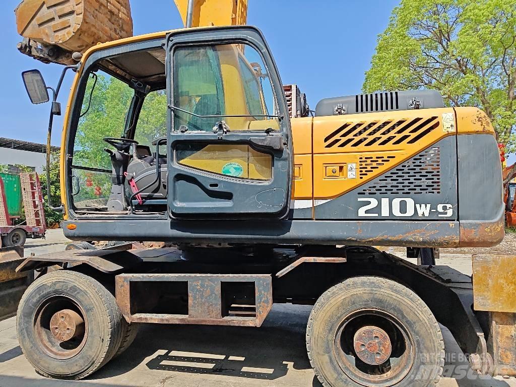 Hyundai R210W-9 Колесни екскаватори