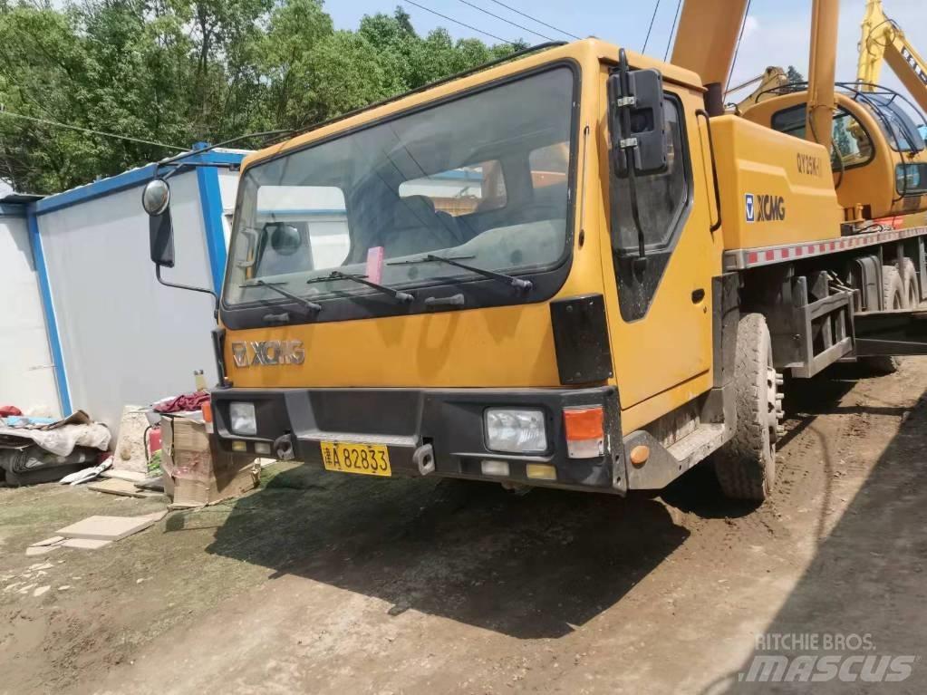 XCMG QY25K Всъдеходни кранове