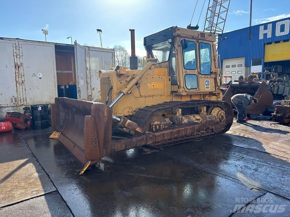 CAT D6D with winch Верижни булдозери
