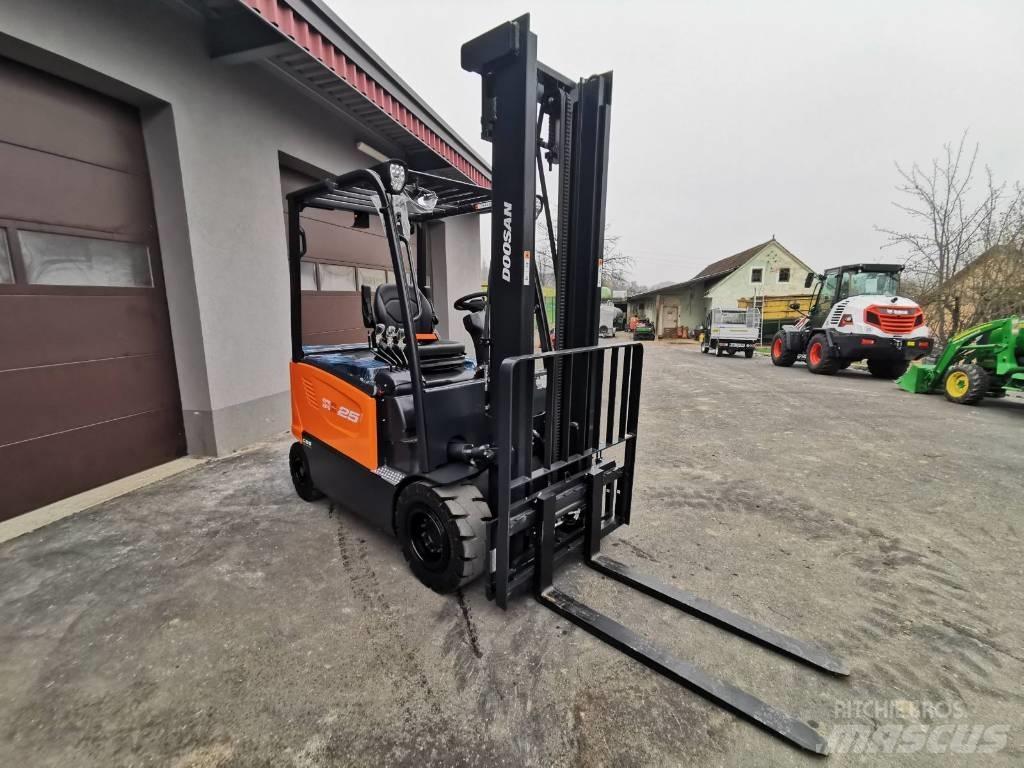 Doosan B25S-7 Електрически вилични кари-повдигачи