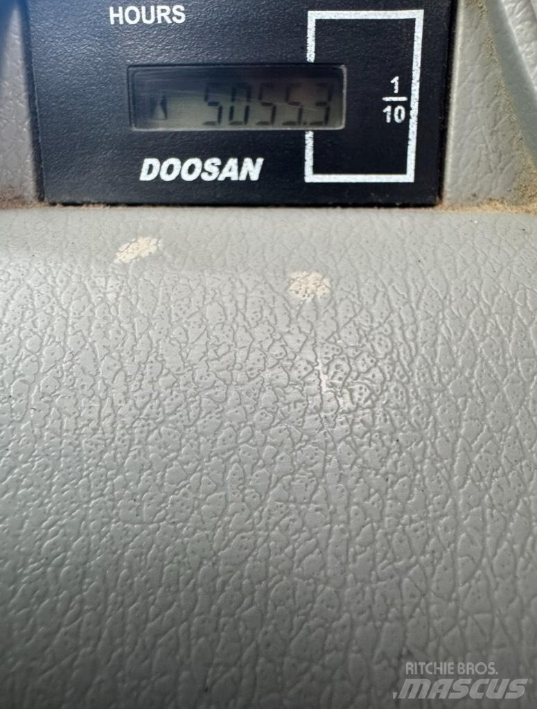 Doosan DX 140 W Колесни екскаватори