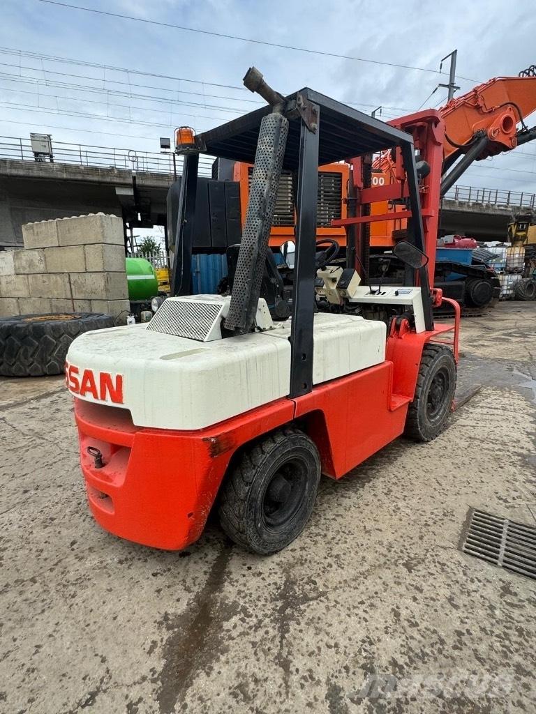 Nissan WF03A35U Дизелови камиони