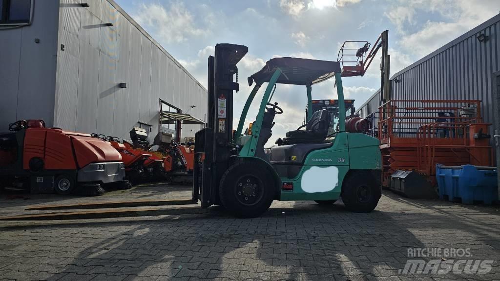 Mitsubishi FG 35 N Камиони с АГУ