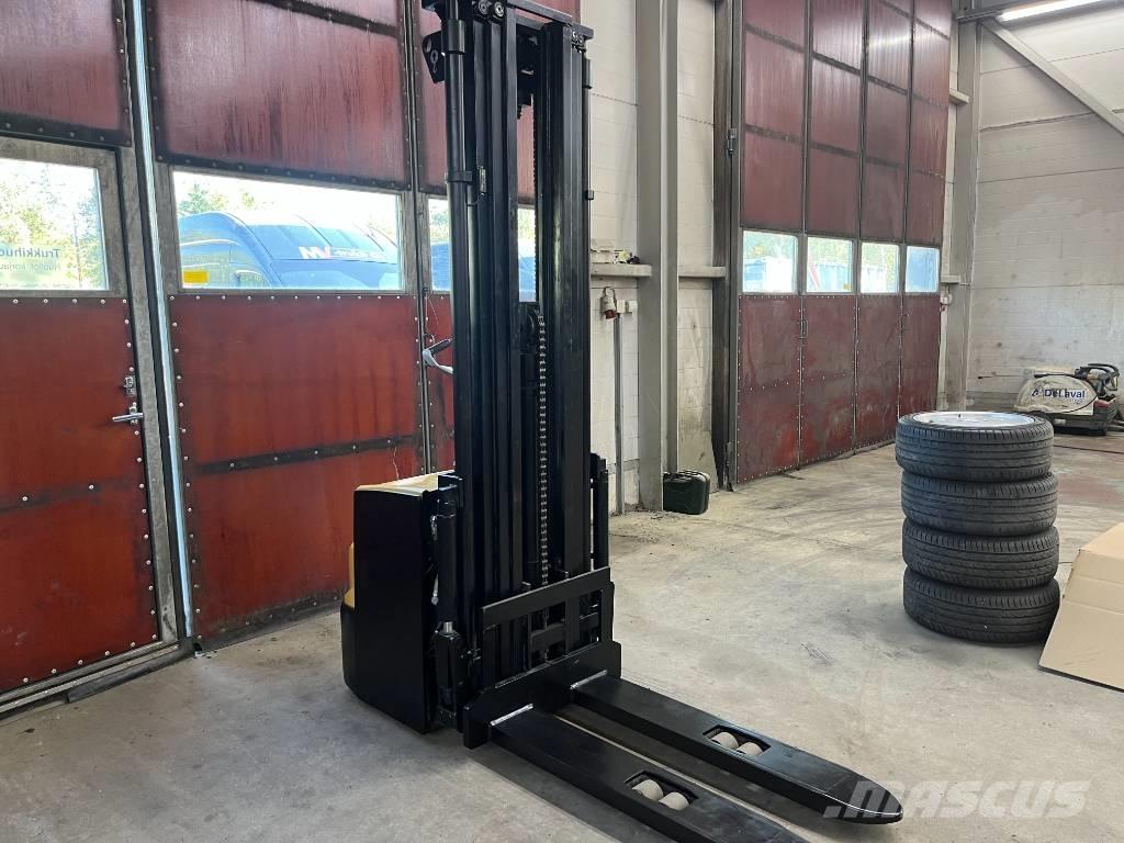 CAT NSP16N2 Ръчни палетни товарачи