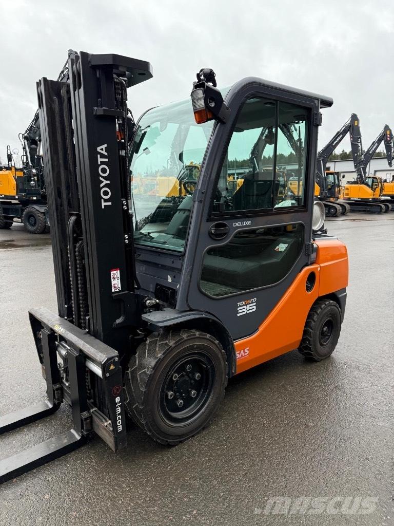 Toyota 02-8 FGJF 35 Камиони с АГУ