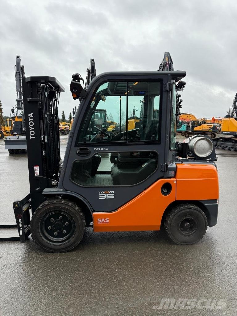 Toyota 02-8 FGJF 35 Камиони с АГУ