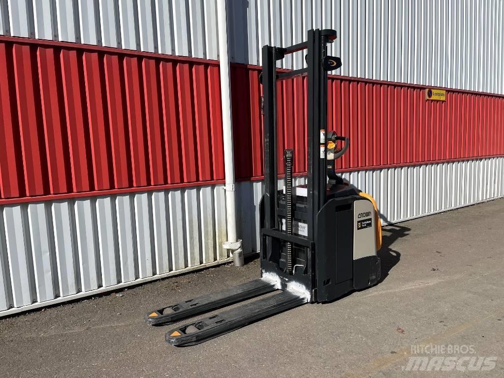 Crown ETi40001,2 Колички високоповдигачи с теглич