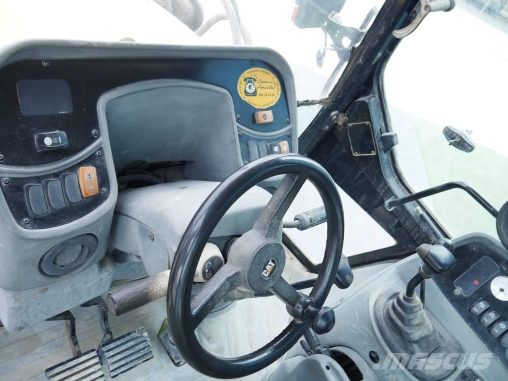 CAT 428 D Товарач със заден ексватор