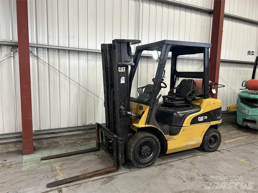 CAT GP25NT Камиони с АГУ