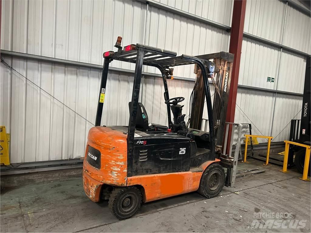 Doosan B25X-5 Електрически вилични кари-повдигачи