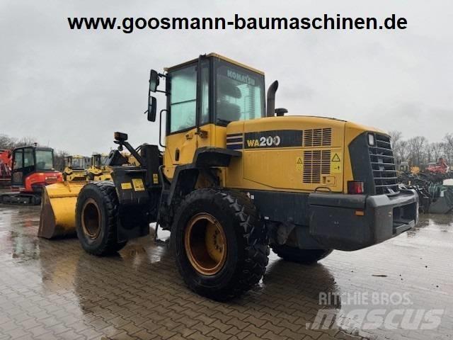 Komatsu WA 200 Колесни товарачи
