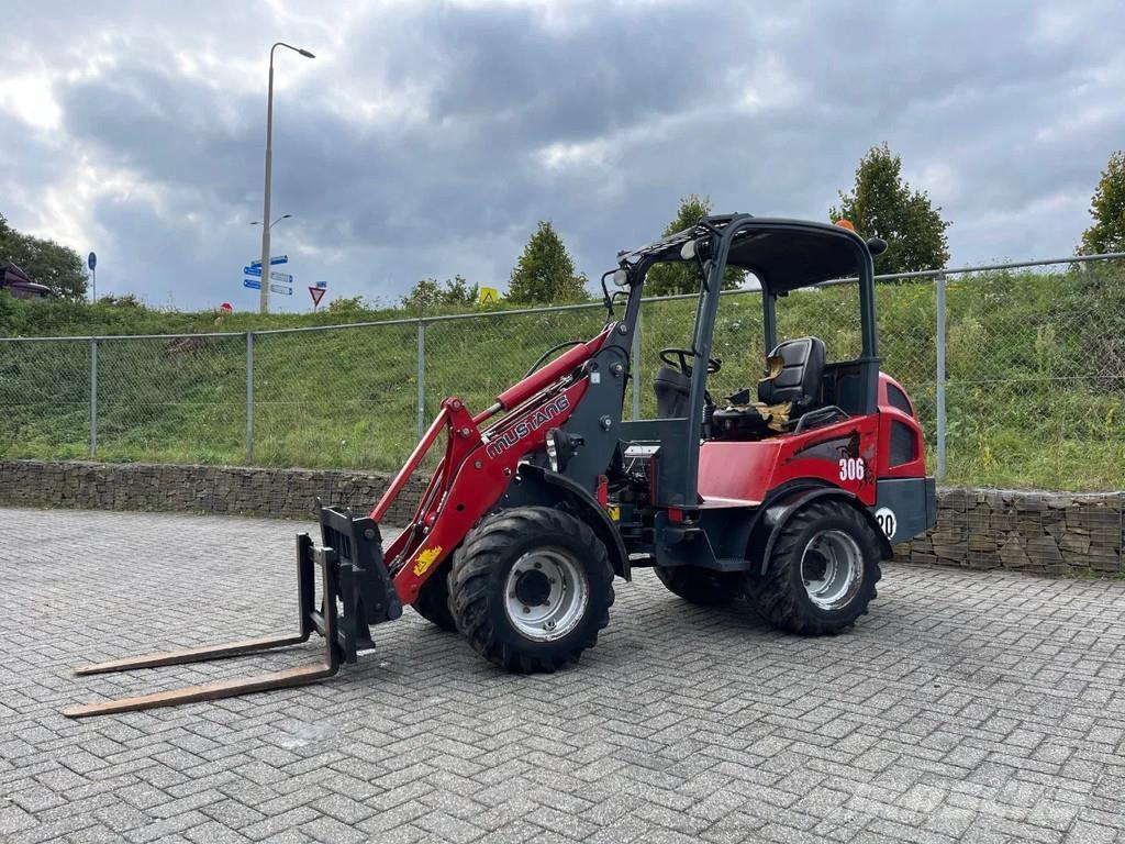 Mustang AL306 Колесни булдозери
