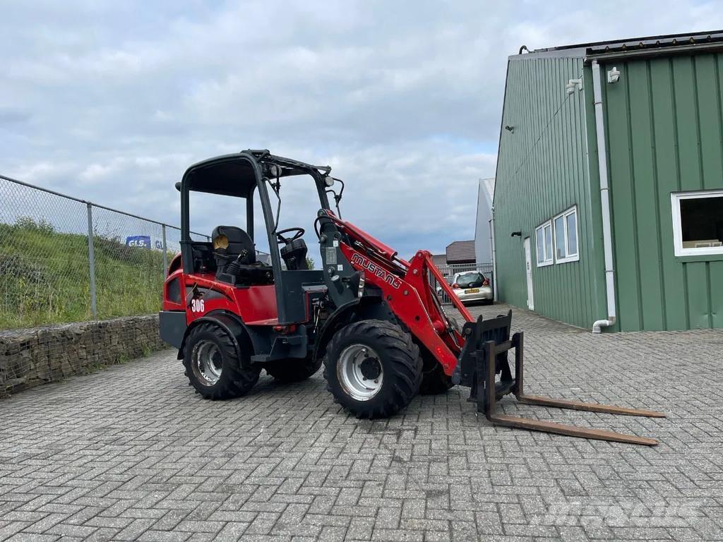 Mustang AL306 Колесни булдозери
