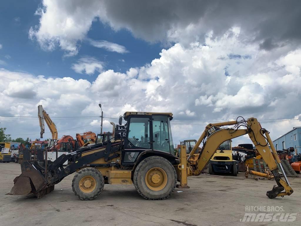 CAT 442 D Товарач със заден ексватор