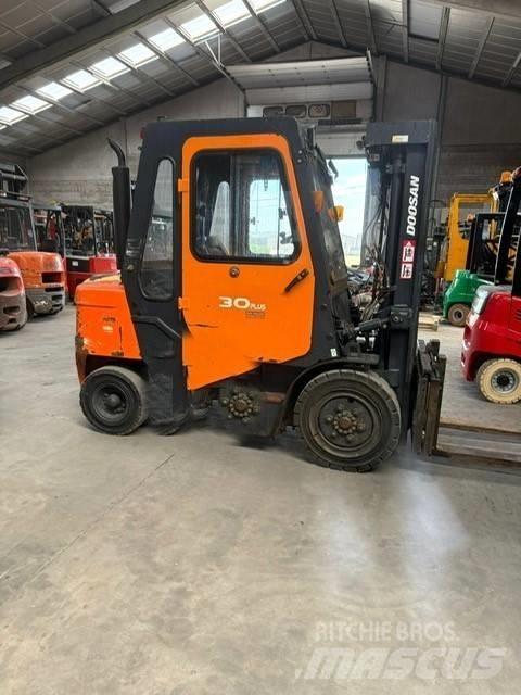 Doosan FD30 Дизелови камиони