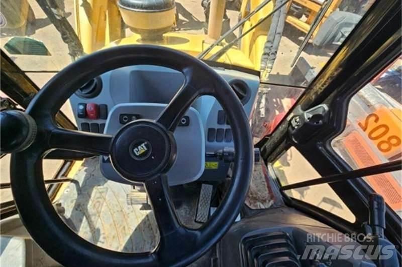 CAT 426F2 TLB Товарач със заден ексватор