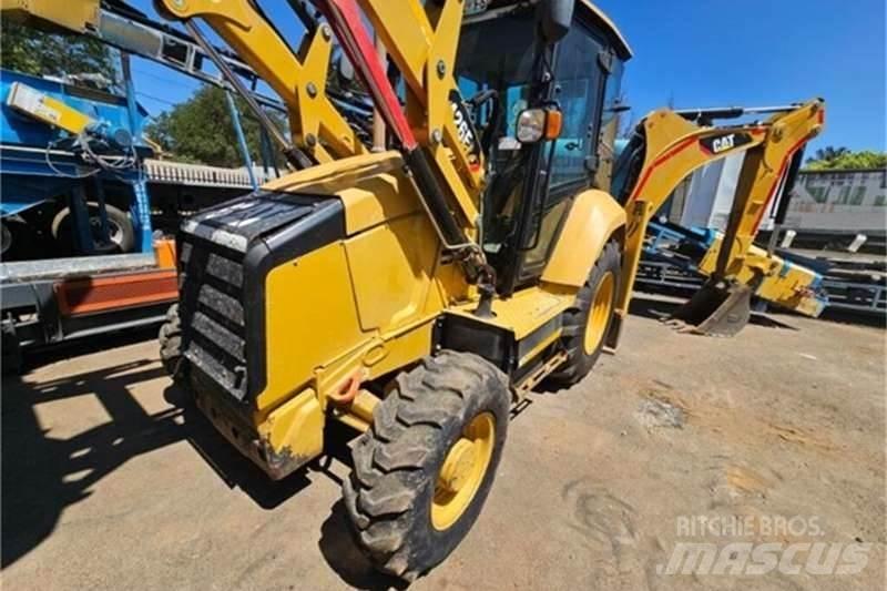 CAT 426F2 TLB Товарач със заден ексватор