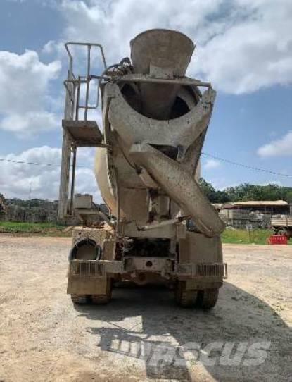 Iveco Trakker 440 Автобетоновози
