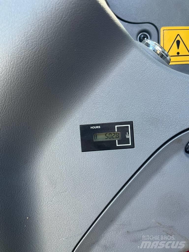 Hyundai HW 65 A Колесни екскаватори