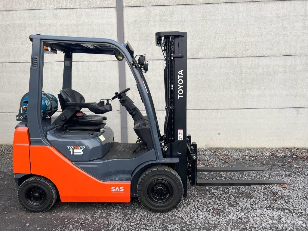 Toyota 02-8 FGF 15 Камиони с АГУ