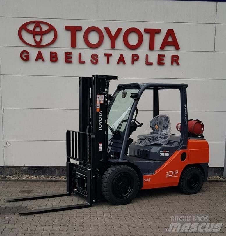 Toyota 02-8FGJF35 Камиони с АГУ