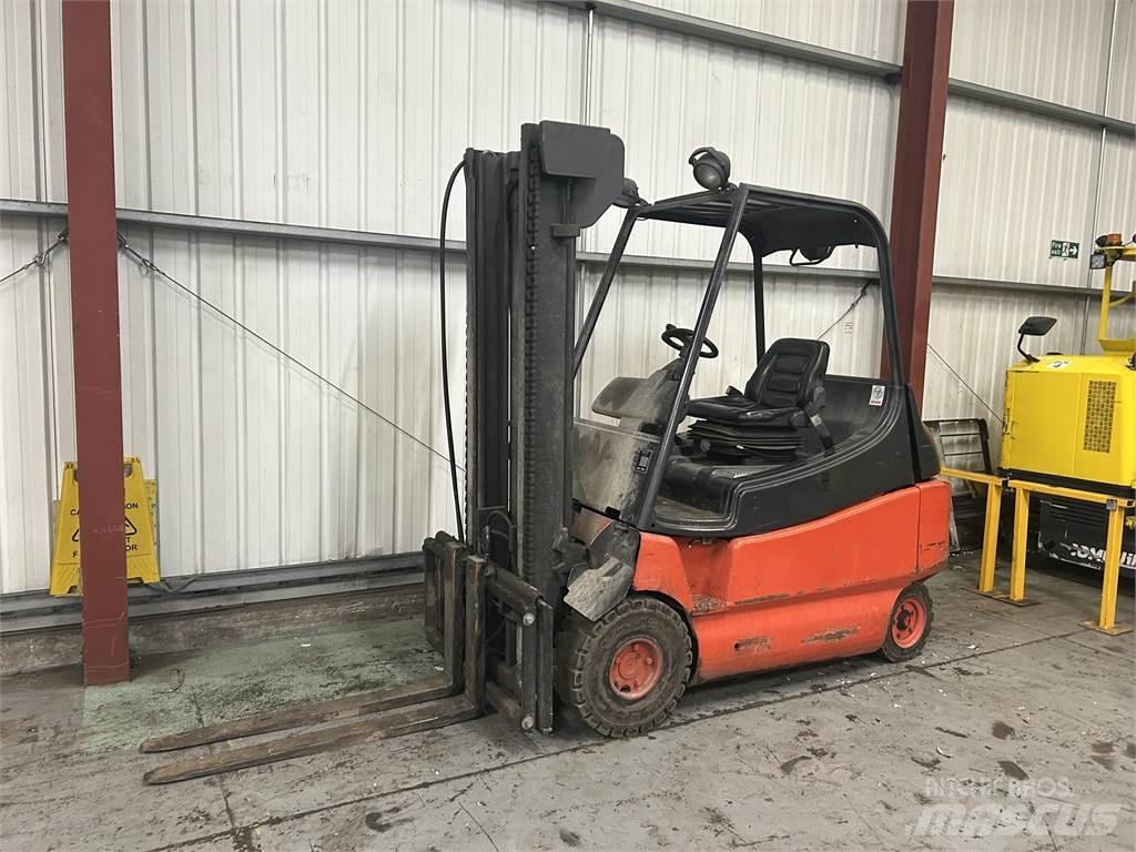 Linde E30-02 Електрически вилични кари-повдигачи
