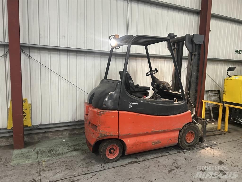 Linde E30-02 Електрически вилични кари-повдигачи
