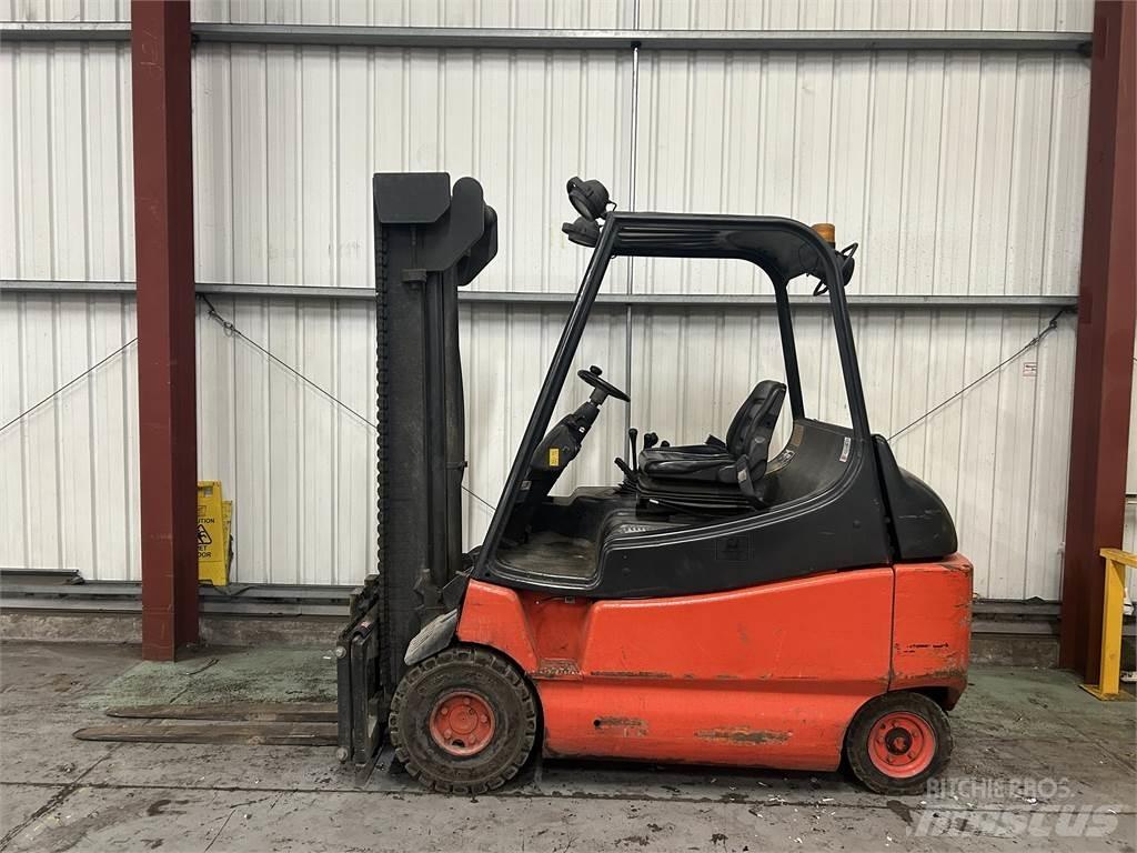 Linde E30-02 Електрически вилични кари-повдигачи