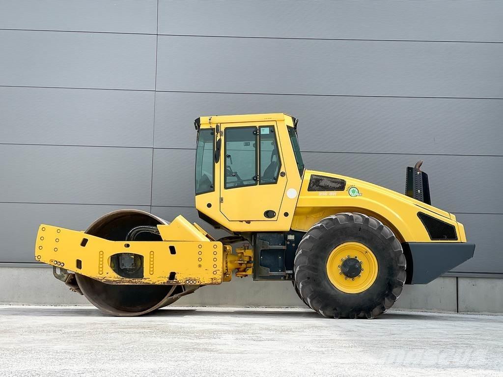 Bomag BW 216 DH-4i Еднобарабанни ролки
