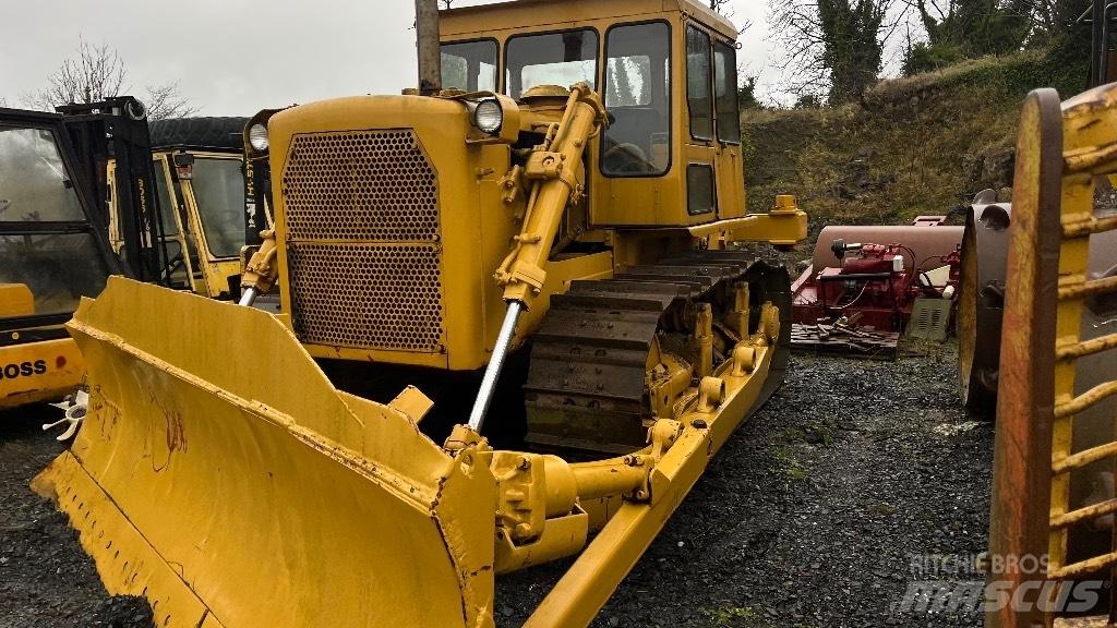 CAT D7 with ripper Верижни булдозери
