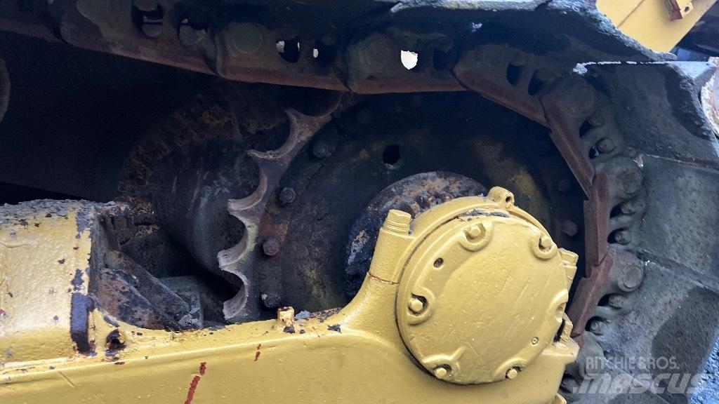 CAT D7 with ripper Верижни булдозери
