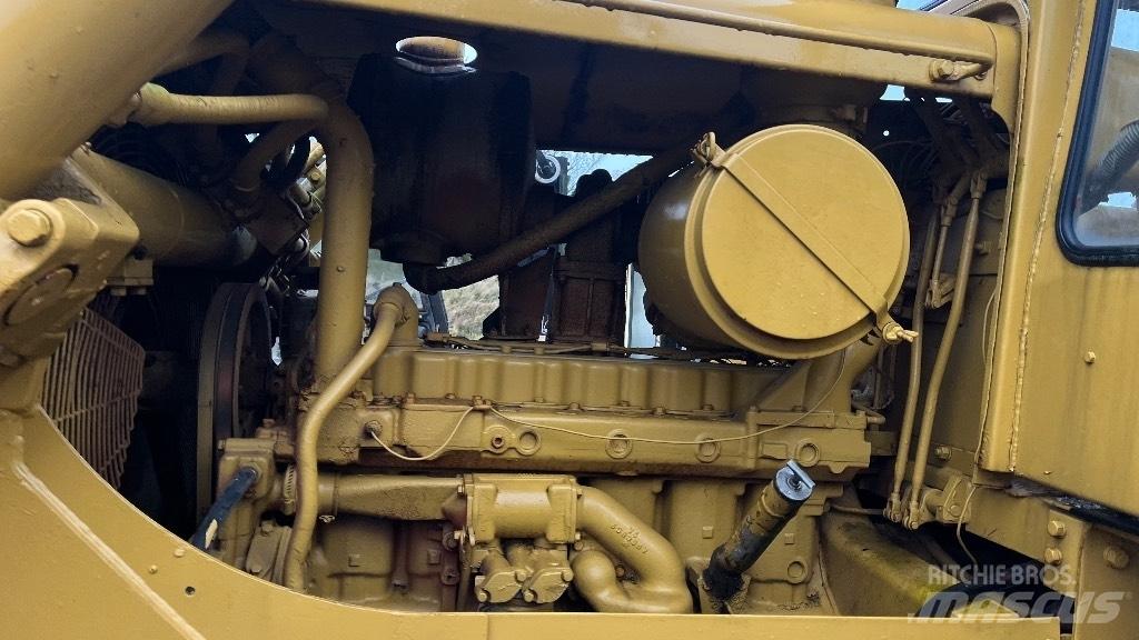 CAT D7 with ripper Верижни булдозери
