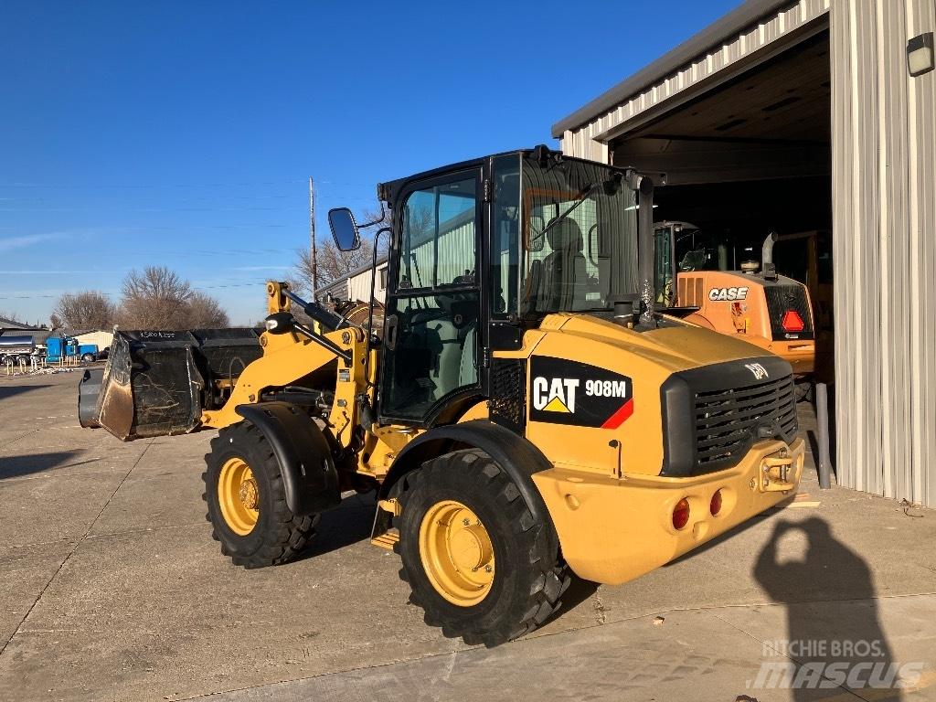 CAT 908m Колесни товарачи