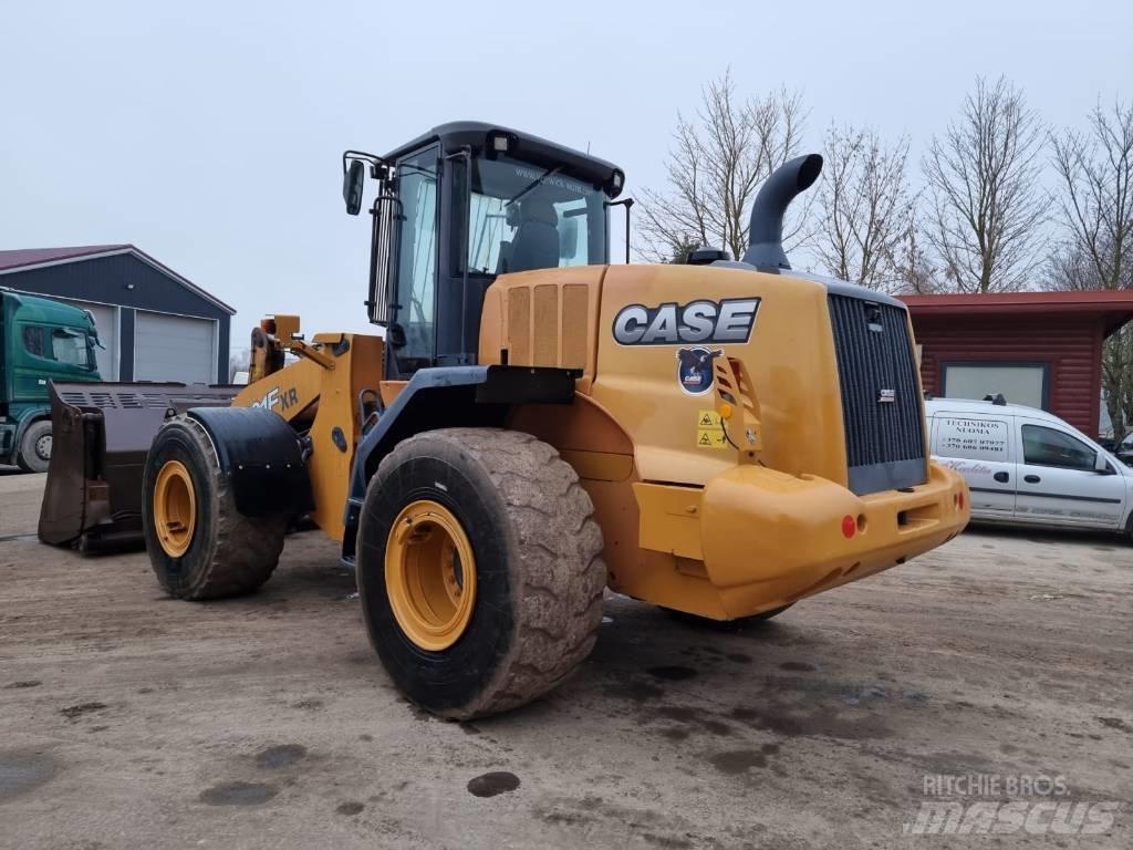 CASE 821 F Колесни товарачи