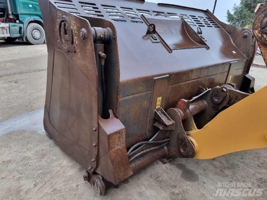 CASE 821 F Колесни товарачи