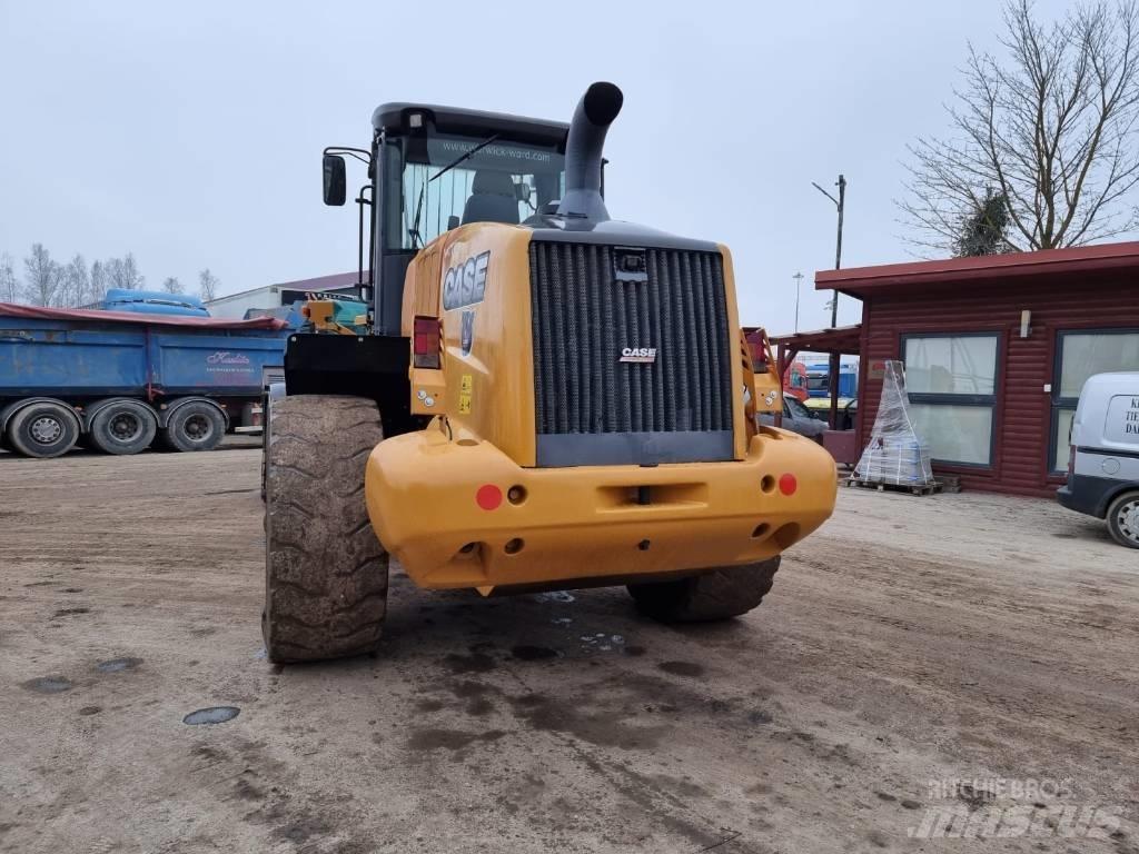CASE 821 F Колесни товарачи