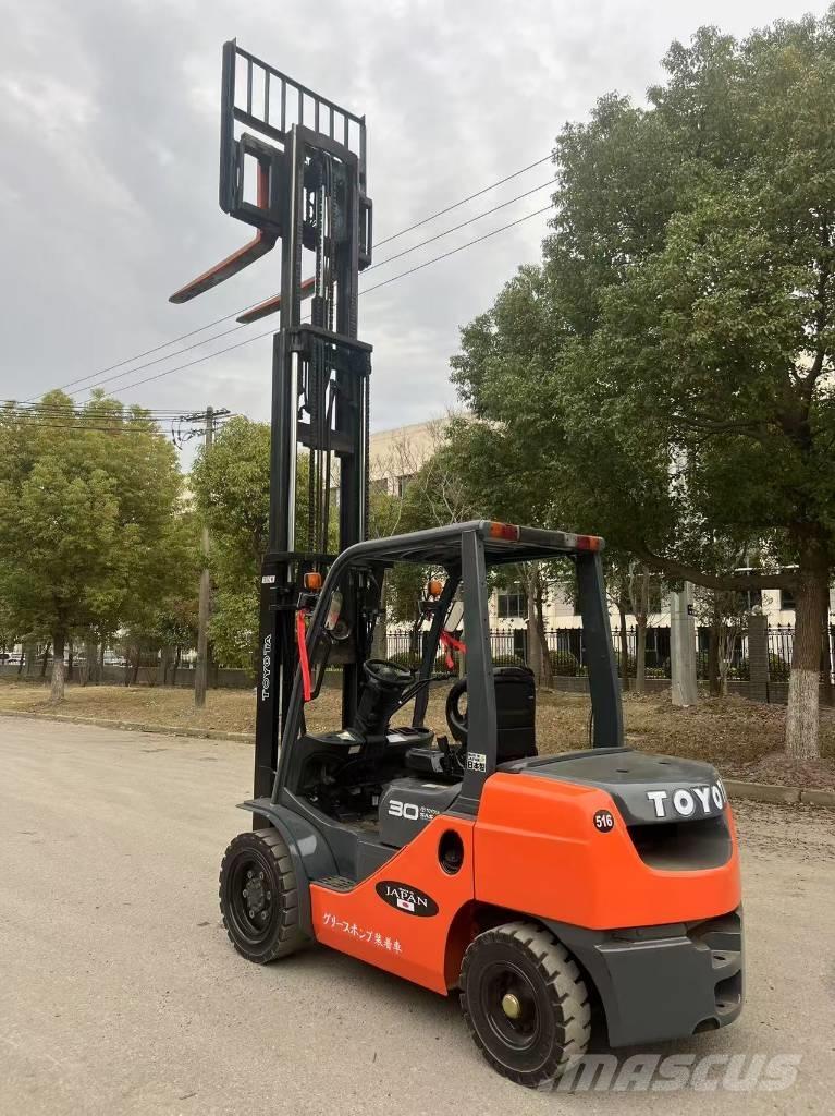 Toyota 3t Дизелови камиони