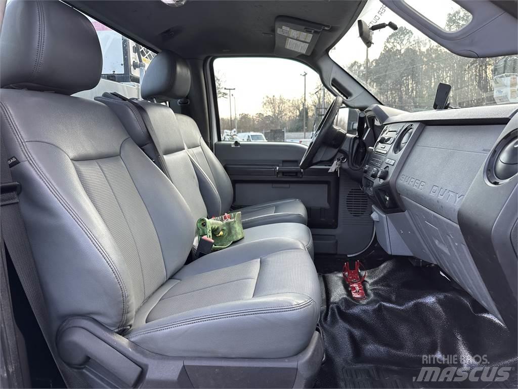 Ford F550 Общински/универсални превозни средства
