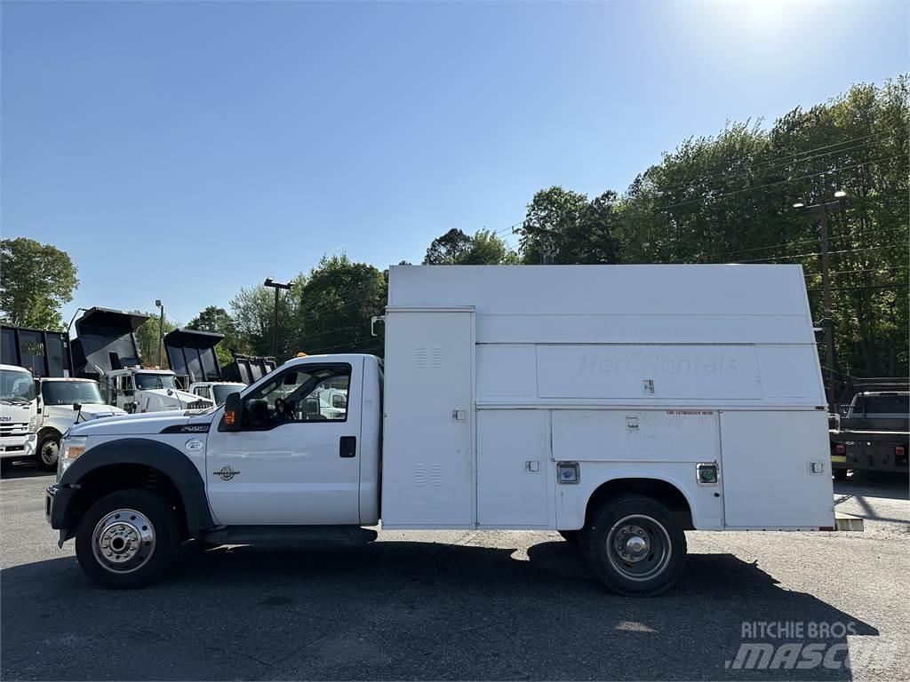Ford F550 Общински/универсални превозни средства
