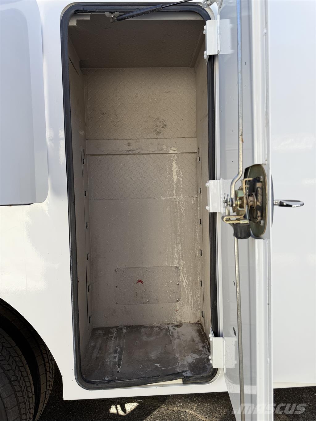 Ford F550 Общински/универсални превозни средства
