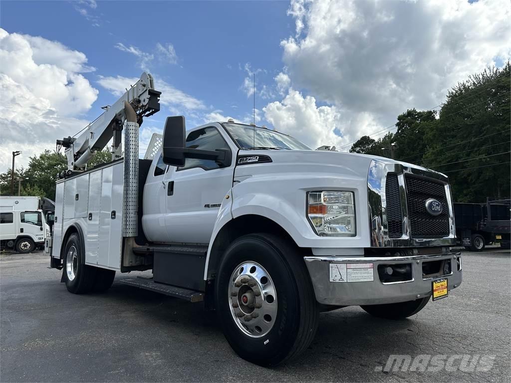 Ford F750 Общински/универсални превозни средства
