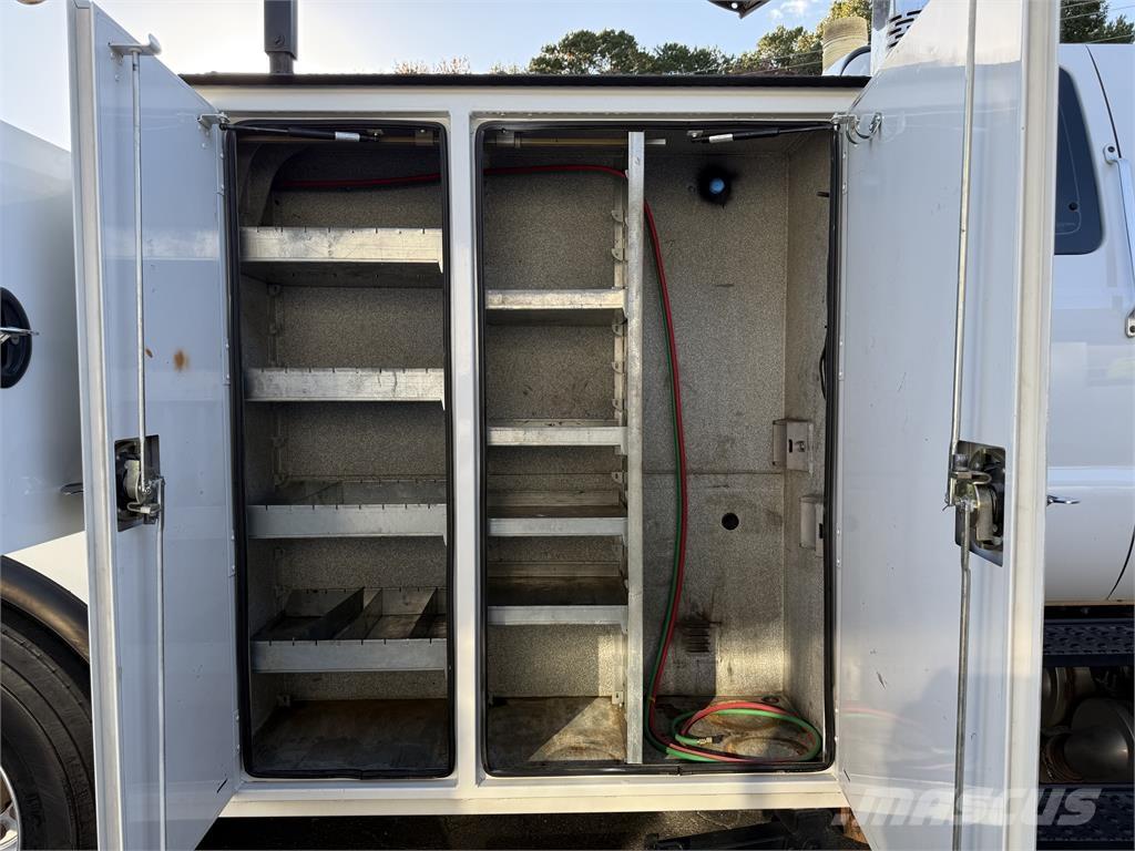 Ford F750 Общински/универсални превозни средства
