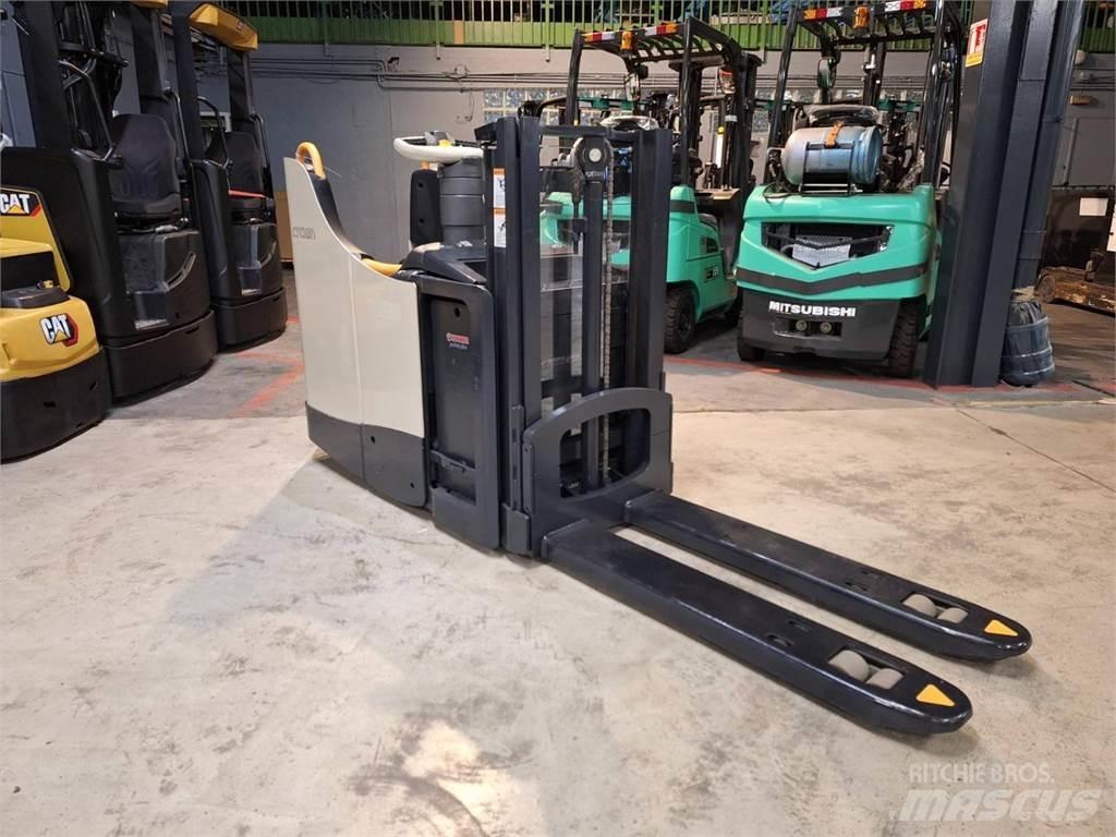 Crown DT3040 Самоходни товарачи