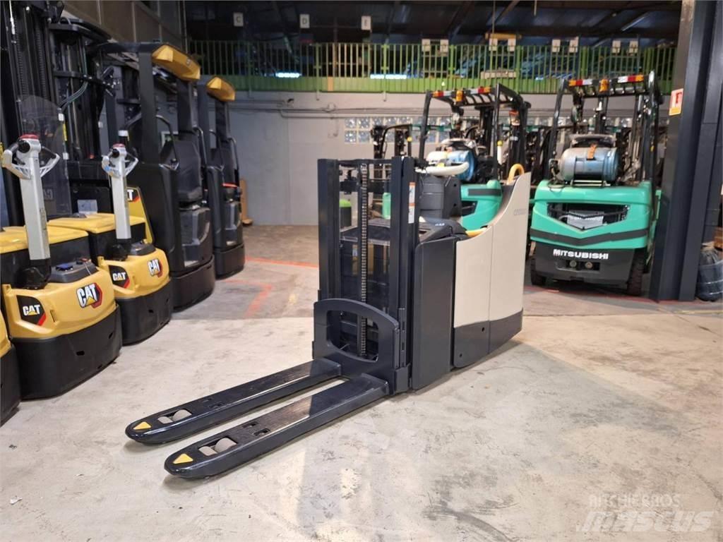 Crown DT3040 Самоходни товарачи