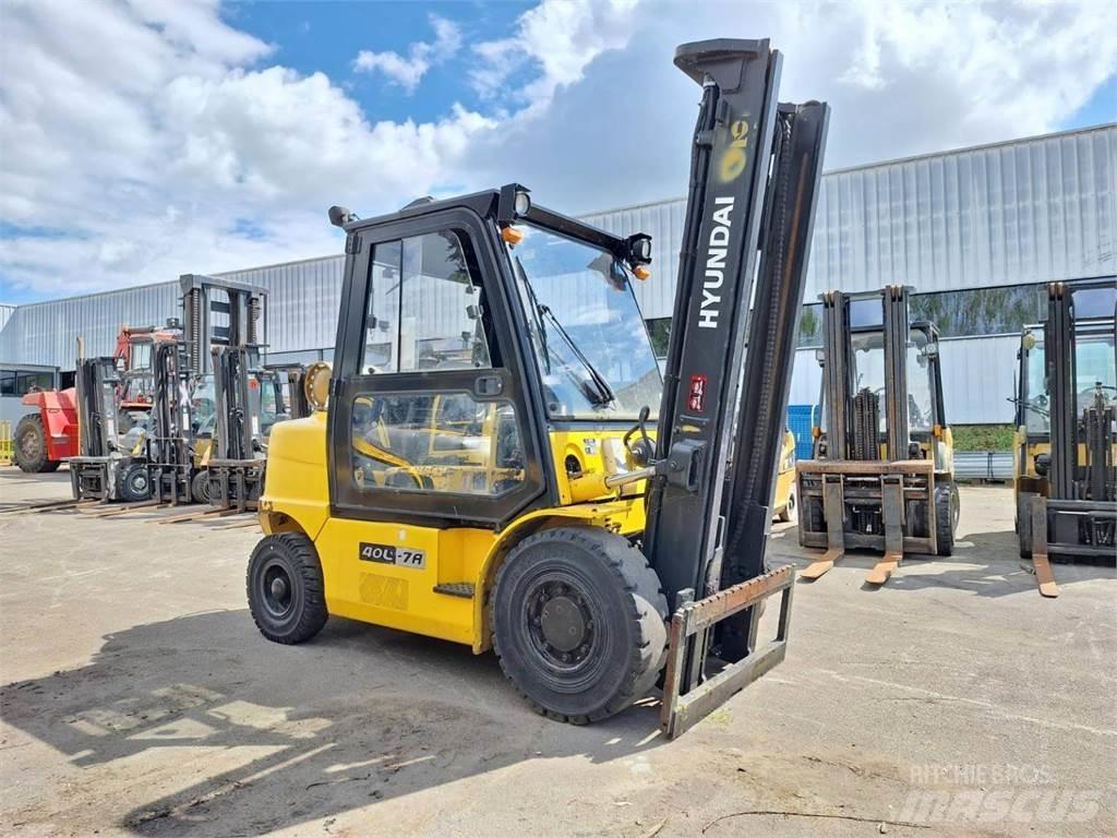 Hyundai 40L-7A Вилични кари-повдигачи - други