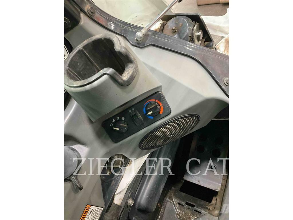 Bobcat T870 Верижен товарач