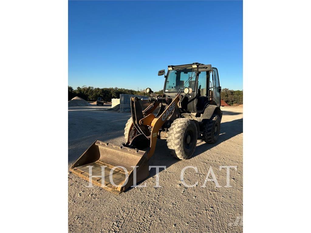 CASE 321F Колесни товарачи